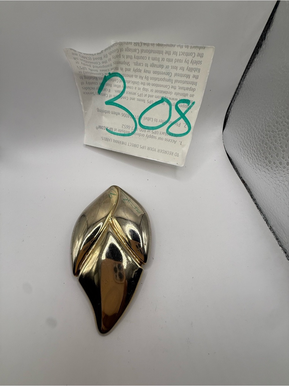 Gold Leaf-Shaped Fashion Brooch - Elegant Women's Accessory